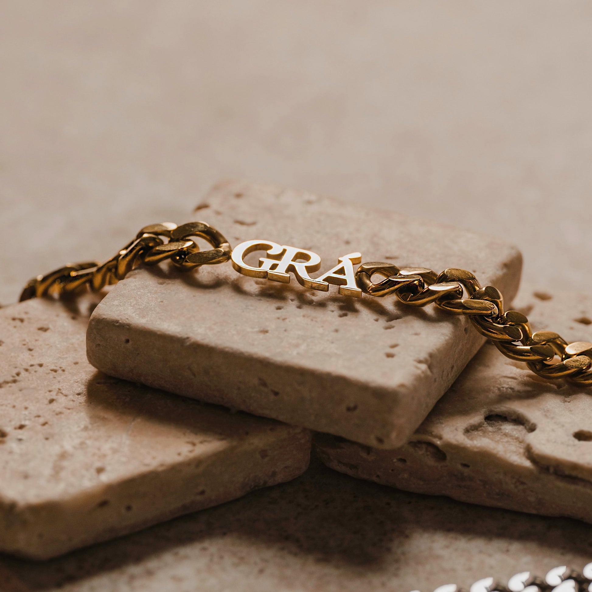 Thick Grá Choker Necklace