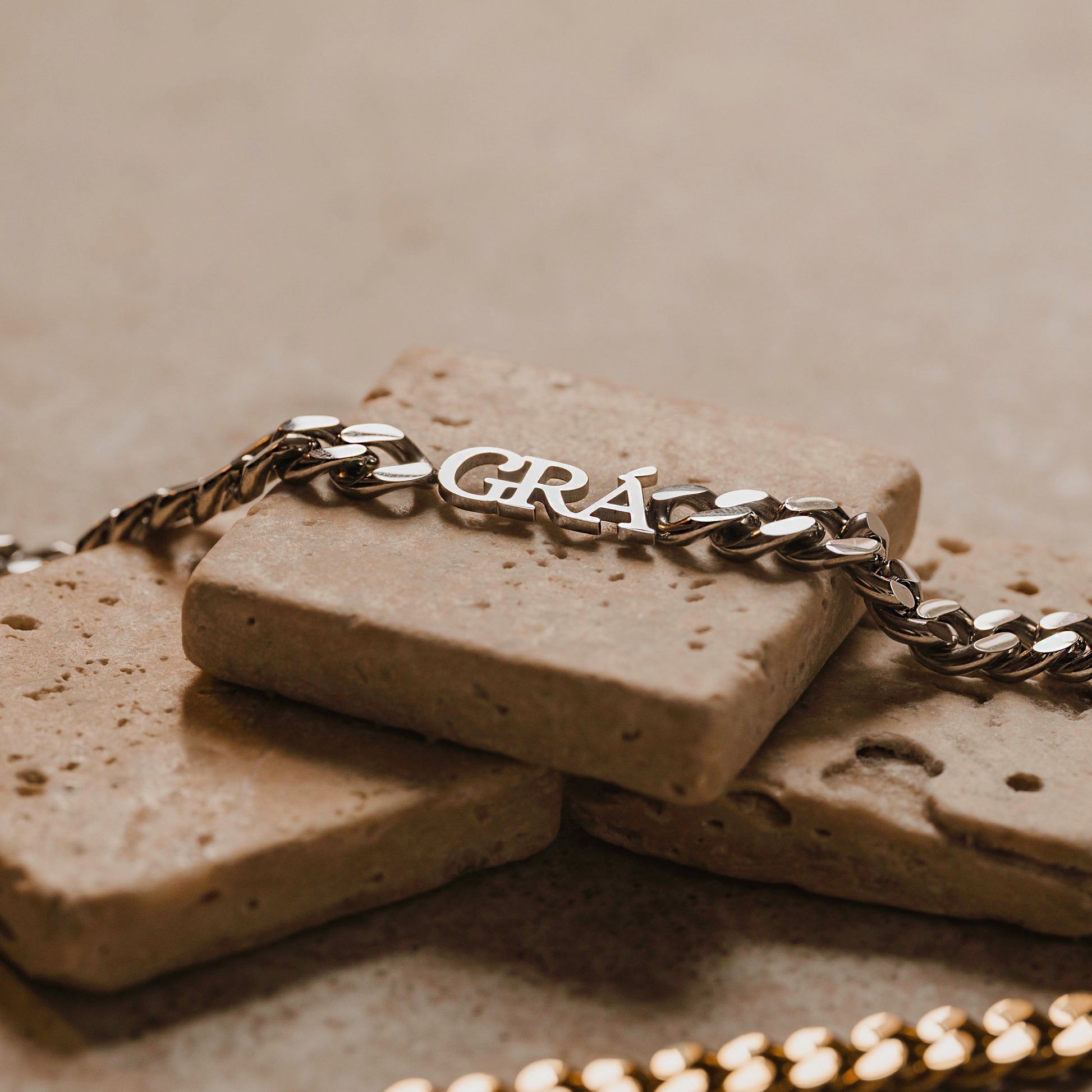 Thick Grá Choker Necklace